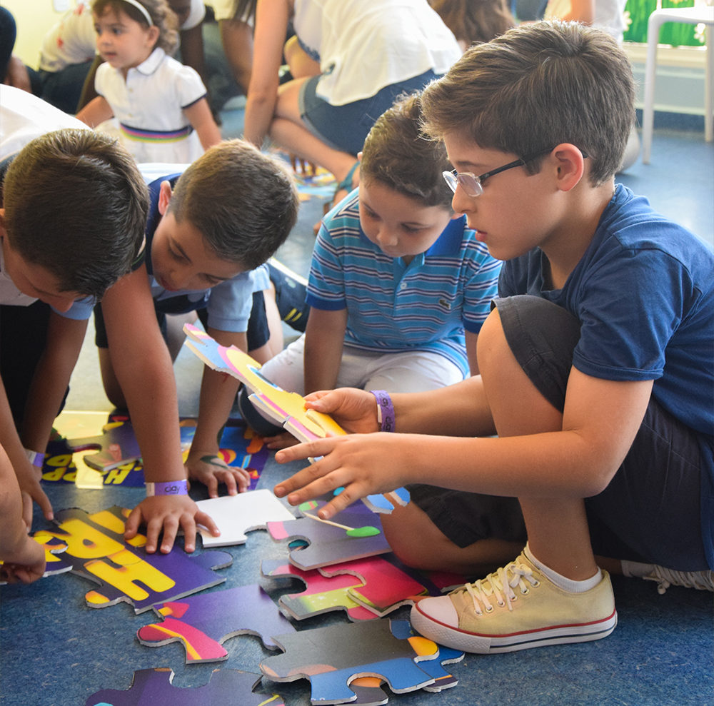 Image of young kids putting the pieces of a puzzle together during Clay's puzzle for kids event
